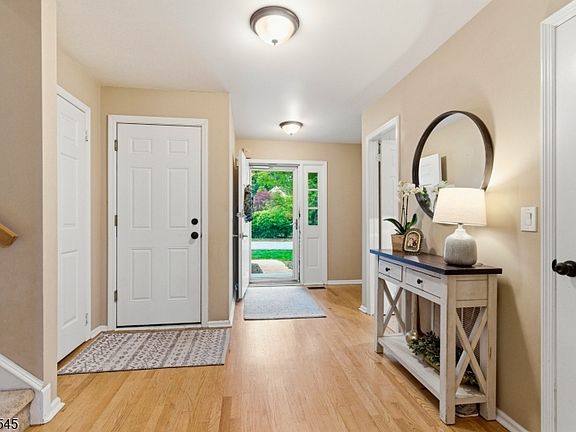 4th image of 113 Saratoga Sq