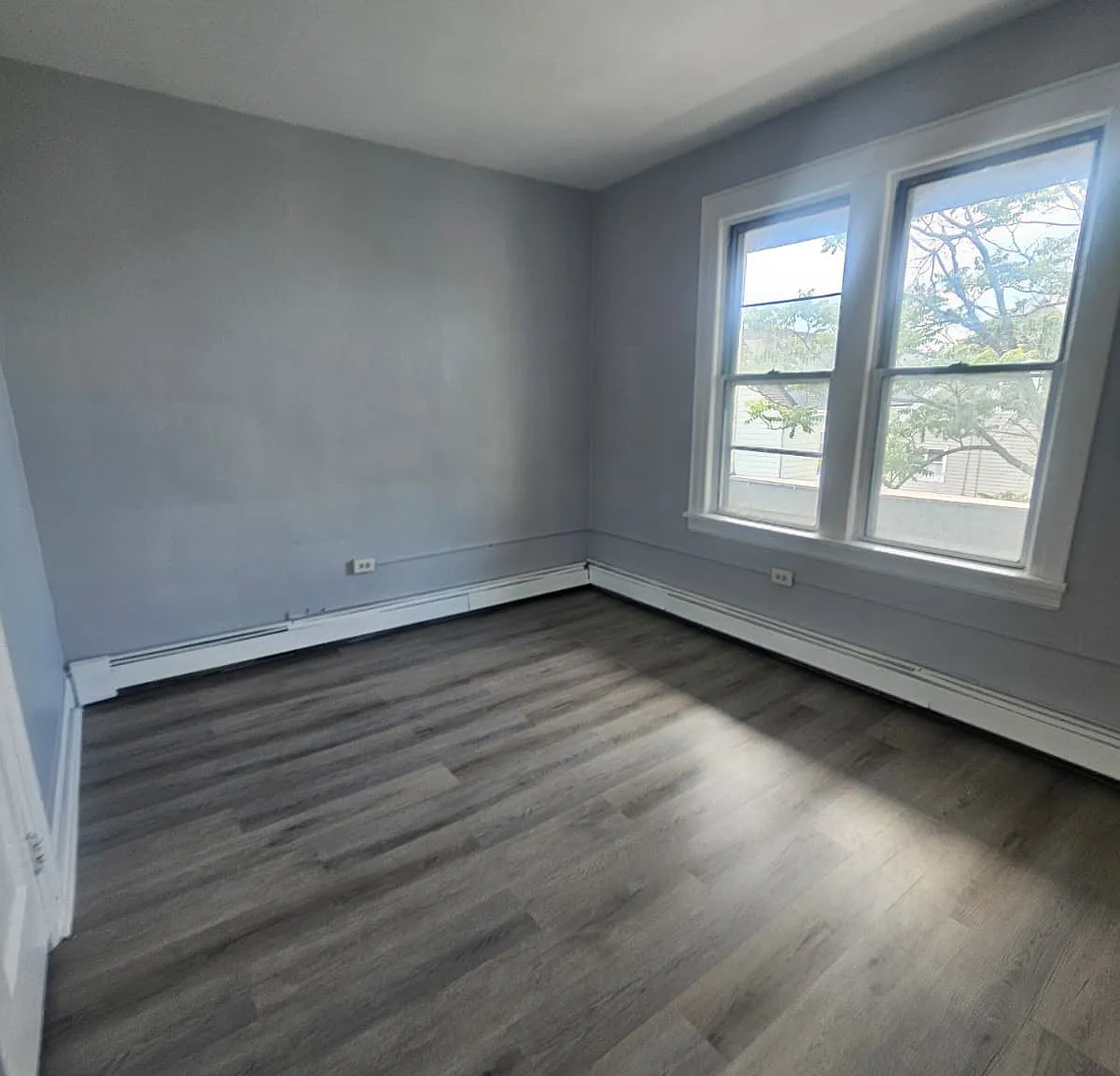 3 bed, 1000 sqft, $1,900 — Photo 1