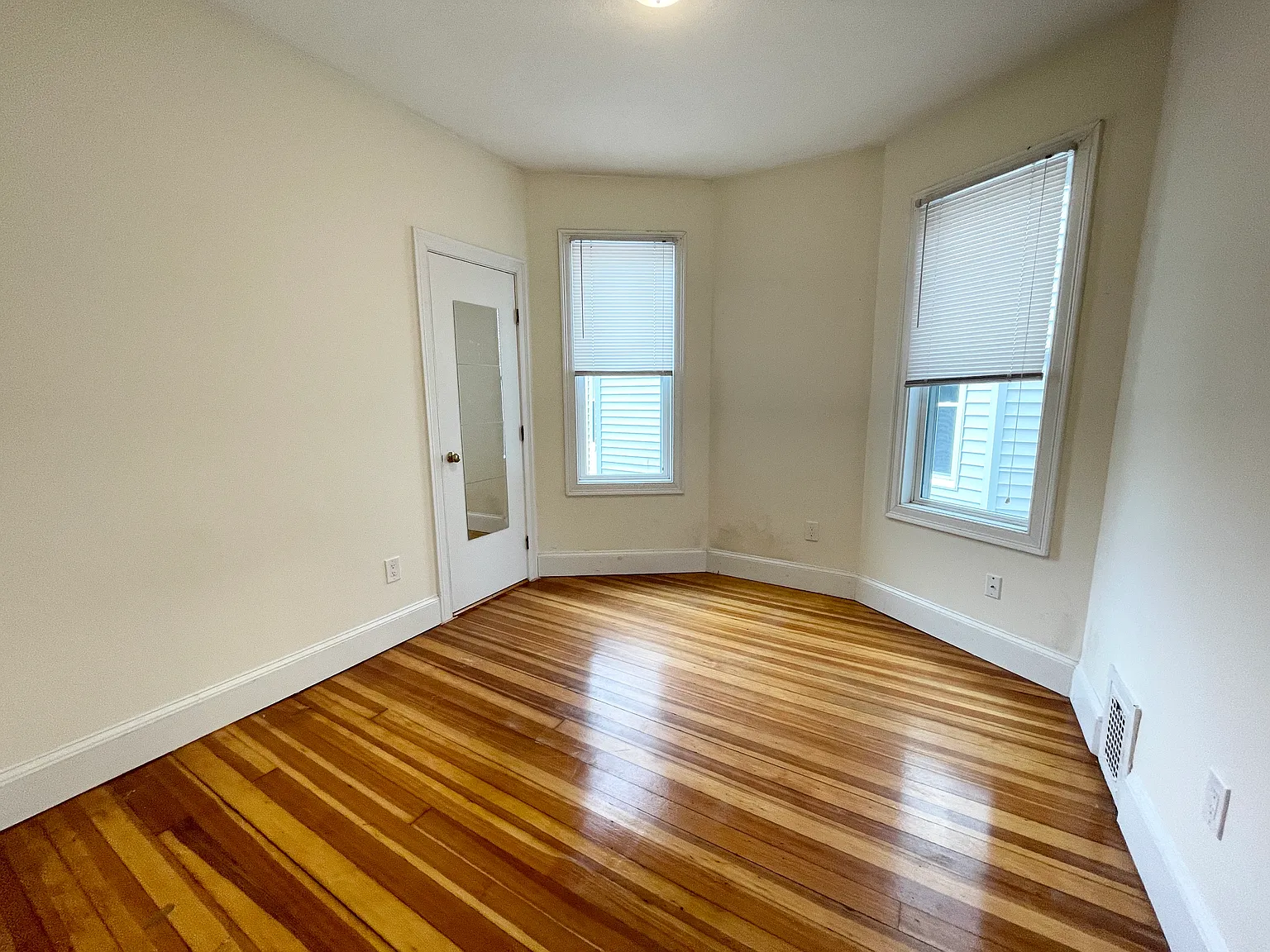 3 bed, 1200 sqft, $3,600 — Photo 3