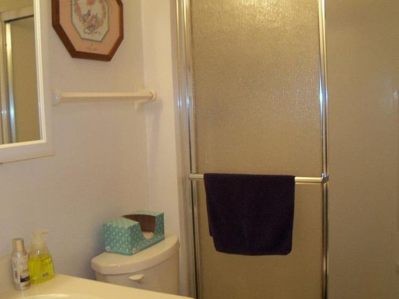 4th image of 202 Maple Dr