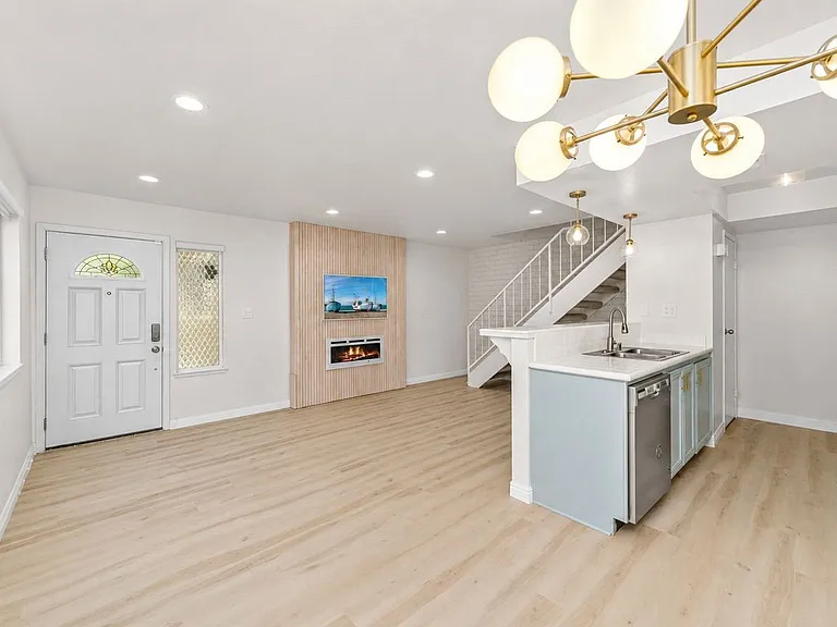 2438 Pepper St — Photo 1
