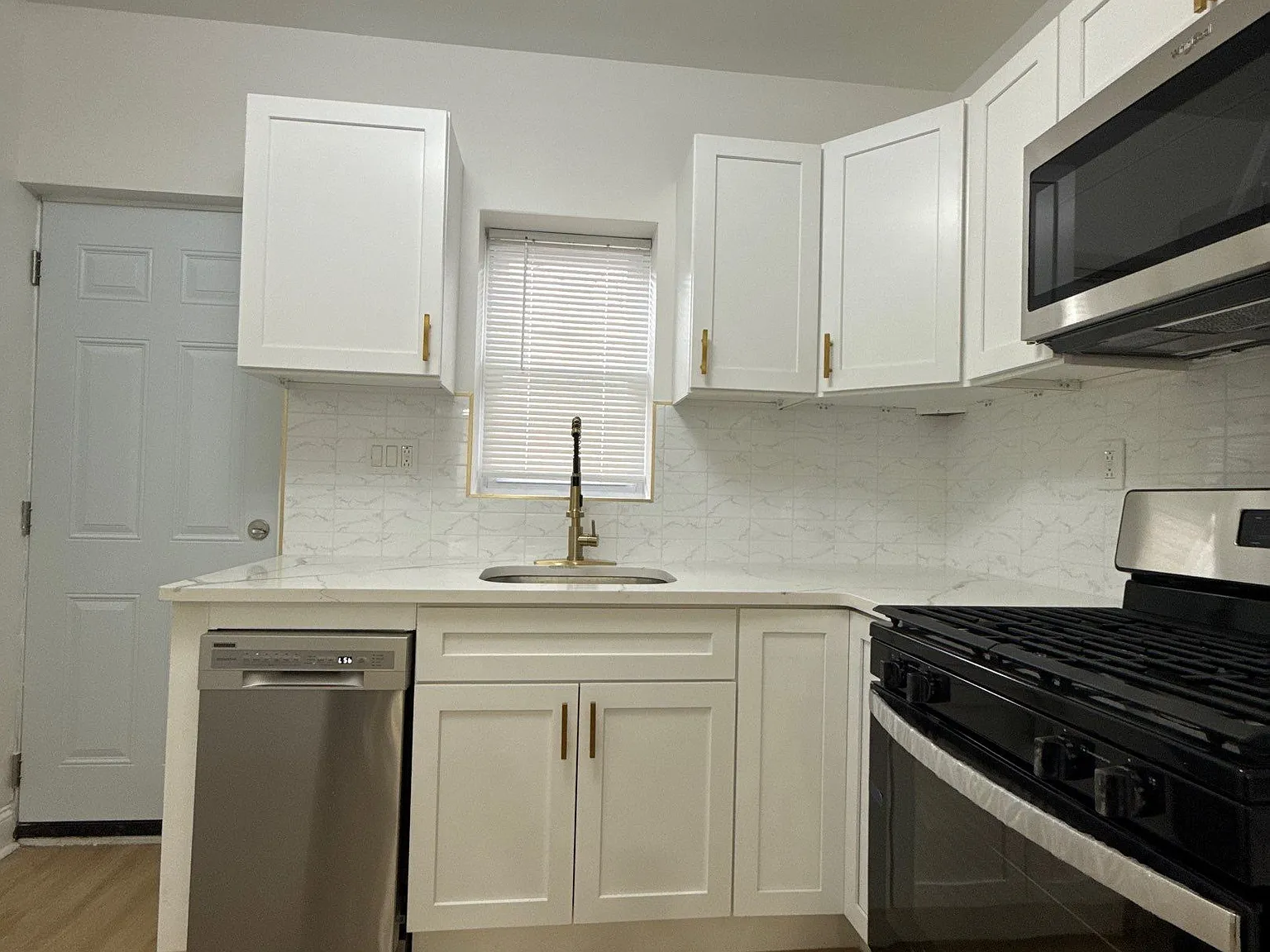 3 bed, 1.5 bath, 972 sqft, $2,150 — Photo 2