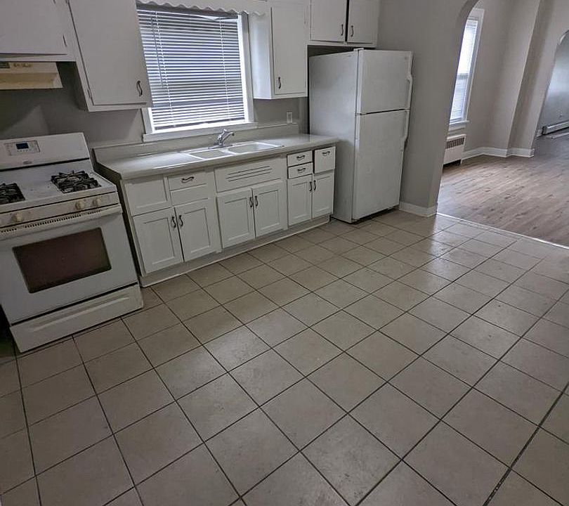 1st image of 4811 White Oak Ave Floor 1