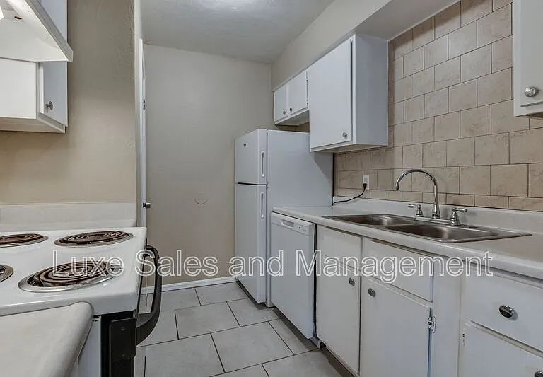 6026 Nw Expy #C — Photo 15