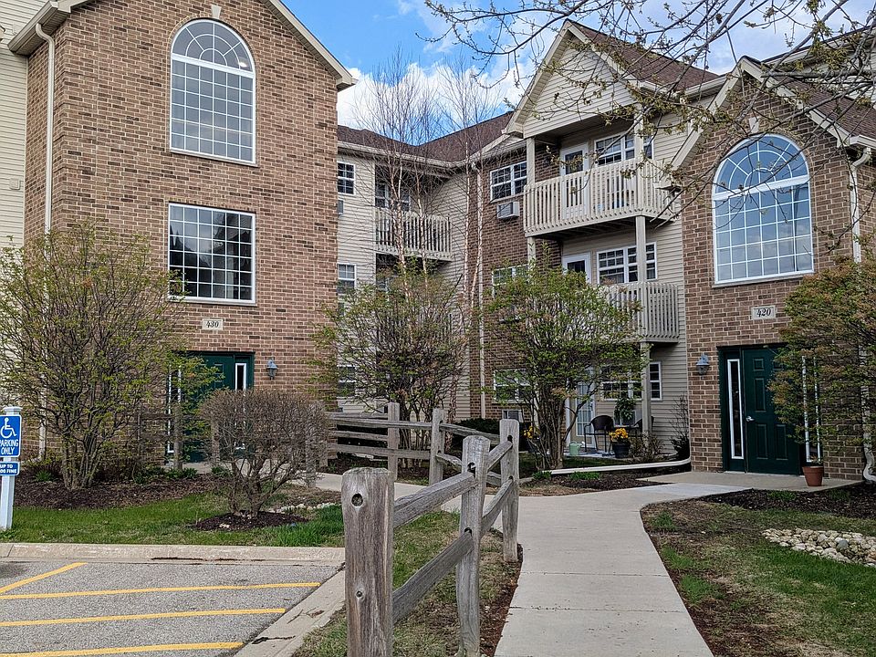 Exterior Building - Back side with large parking lot