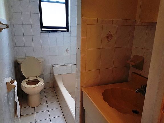5th image of 2107 38th St APT 3F