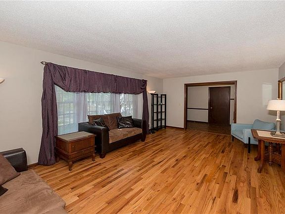 4th image of 9424 Goddard St