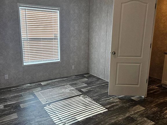 4th image of 615 Champion Rd W