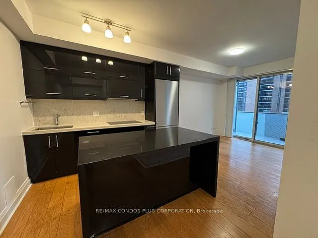 1080 Bay St #409 — Photo 3