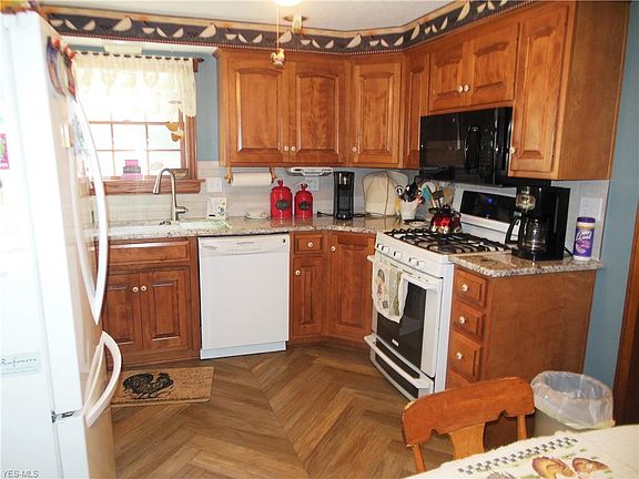 4th image of 983 Lancaster Dr