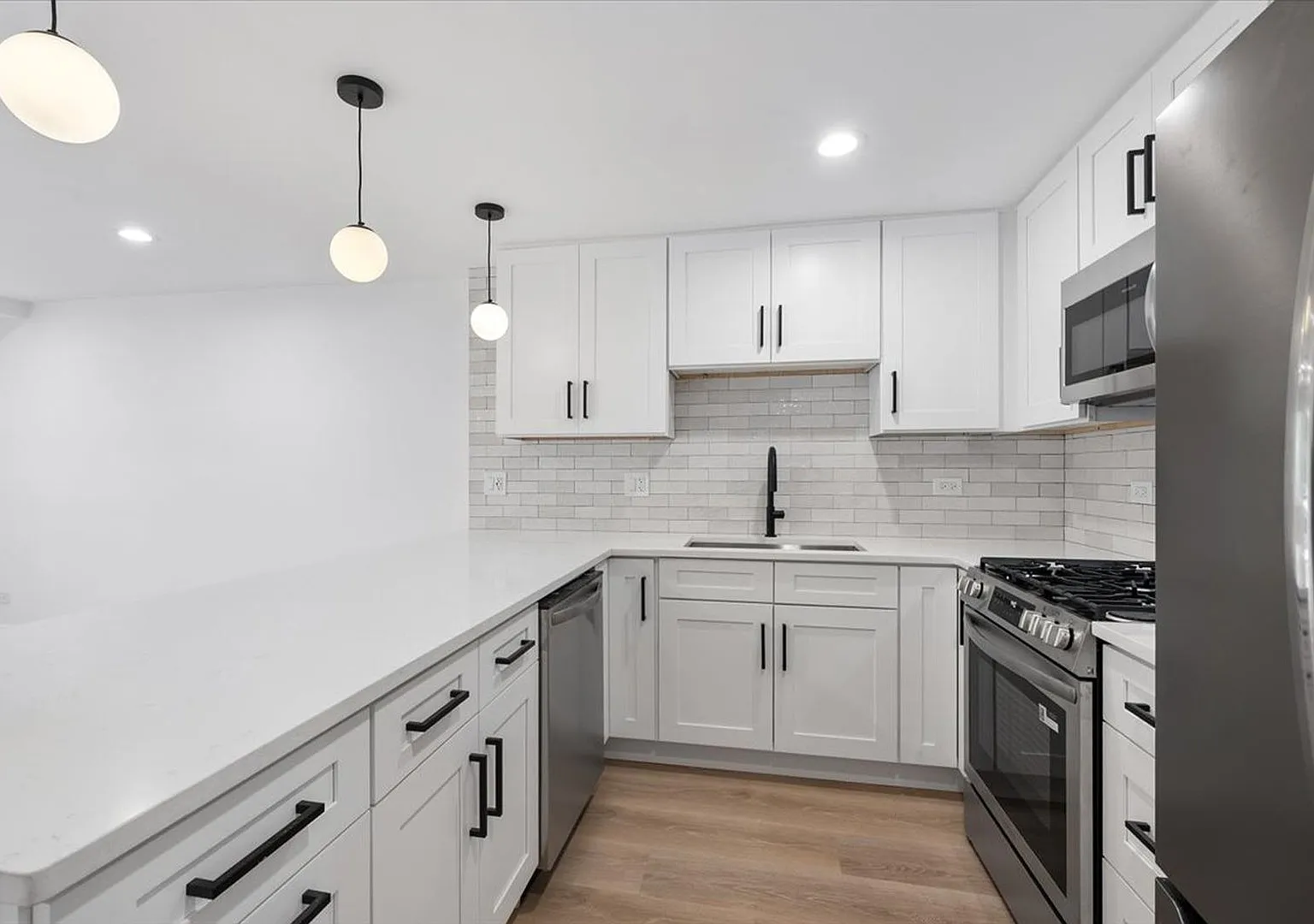 2 bed, 975 sqft, $2,996 — Photo 4