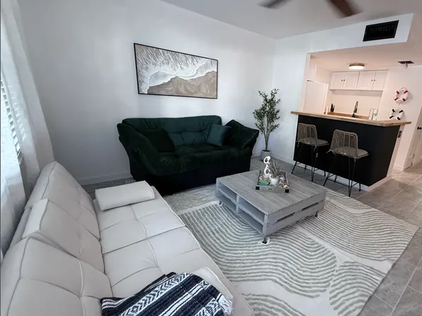 8615 E Bay Dr APT 7, Treasure Island, FL 33706