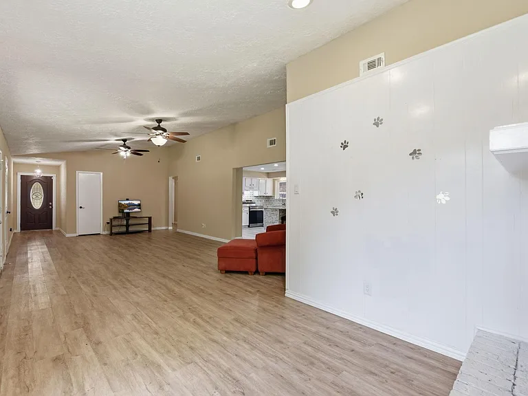 3008 Hunnington Dr — Photo 4