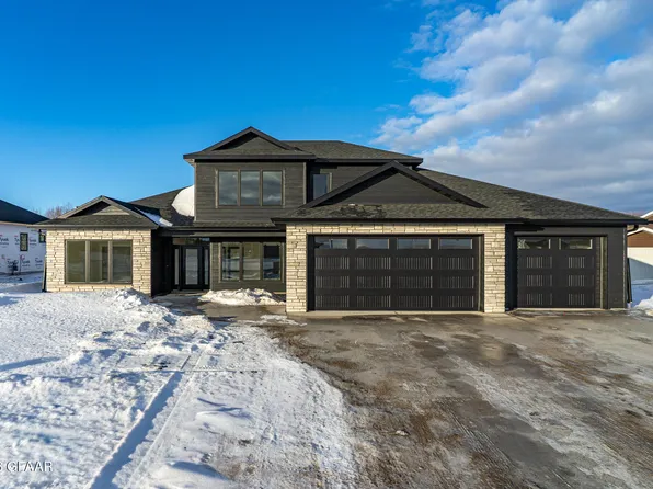 5422 Courtyard Dr, Grand Forks, ND 58201