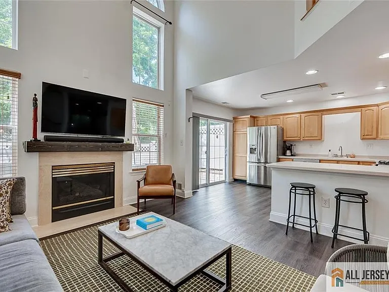 403 Somerset Ct — Photo 33