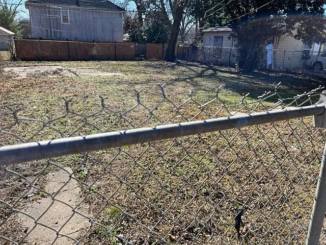 Big back yard fenced in.
