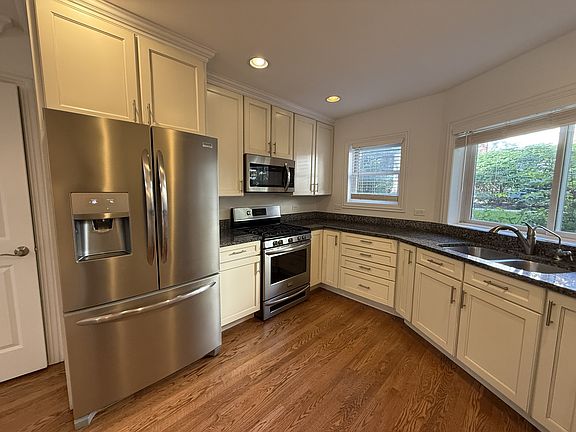 2nd image of 460 Green Bay Rd #808-472