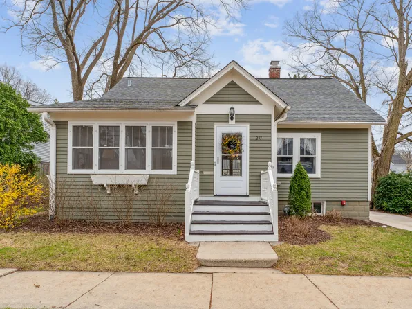 211 E Russell St, Barrington, IL 60010