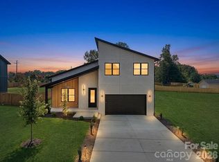 760 New Hope Rd, Flat Rock, NC 28731