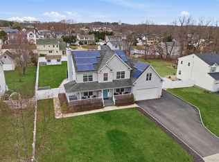 88 Hillside Rd, Farmingville, NY 11738