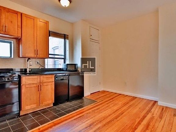3rd image of 189 Waverly Pl APT 7