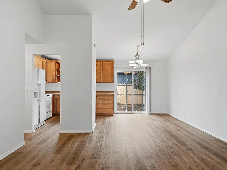 313 S Nectarine St — Photo 8