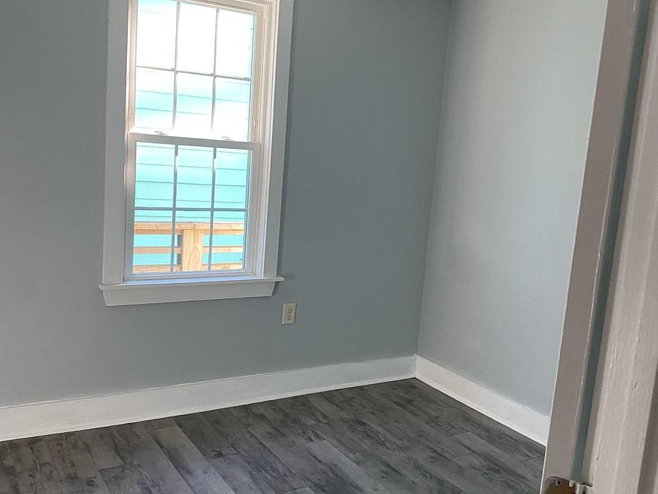 1st image of 39 Poinsett St
