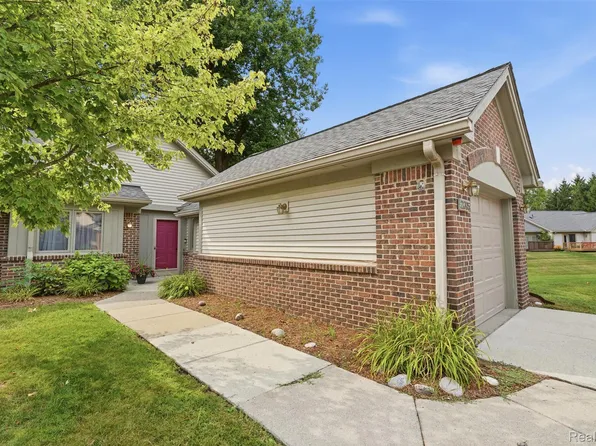 21305 Juniper Ct #61, Farmington, MI 48336