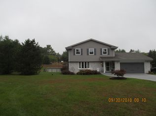S75W31462 Arbor Dr, Mukwonago, WI 53149