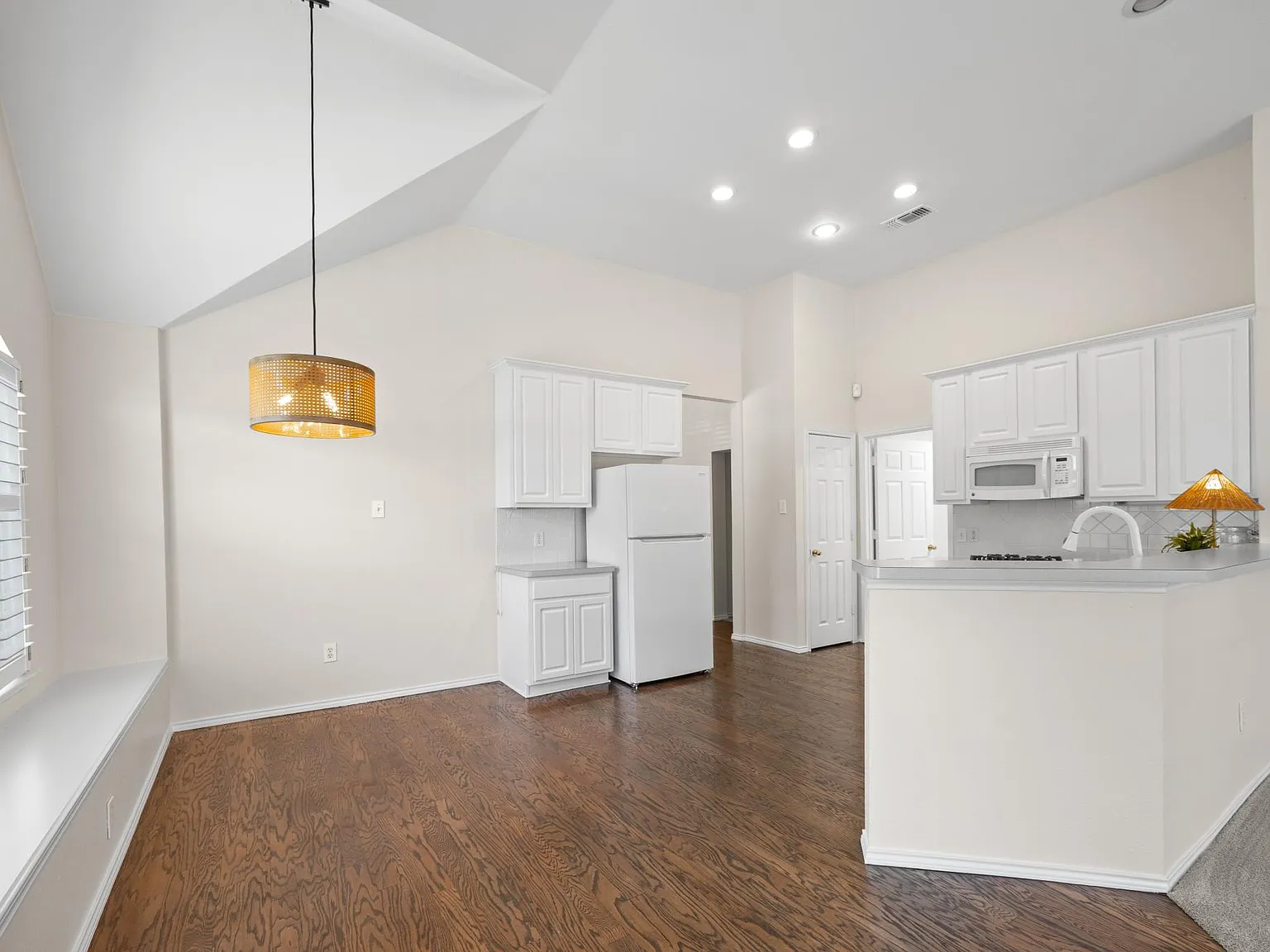 3 bed, 2033 sqft, $2,400 — Photo 3