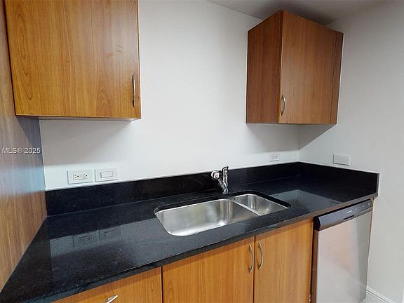 5th image of 18800 NE 29th Ave APT 922