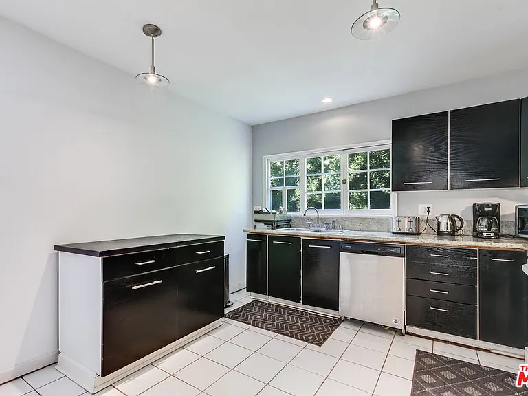 139 S Rexford Dr — Photo 12