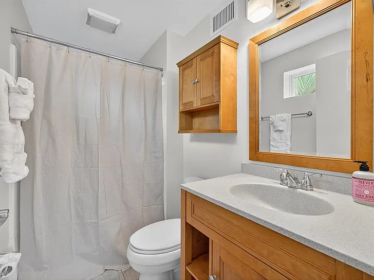 221 13th Ave NE — Photo 33