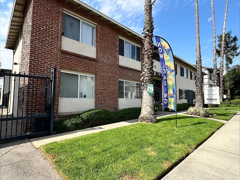Chateau Laurel Apartments — Photo 2