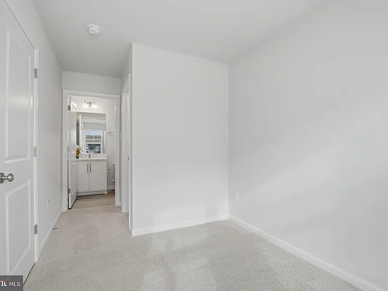 818 Bond St — Photo 5
