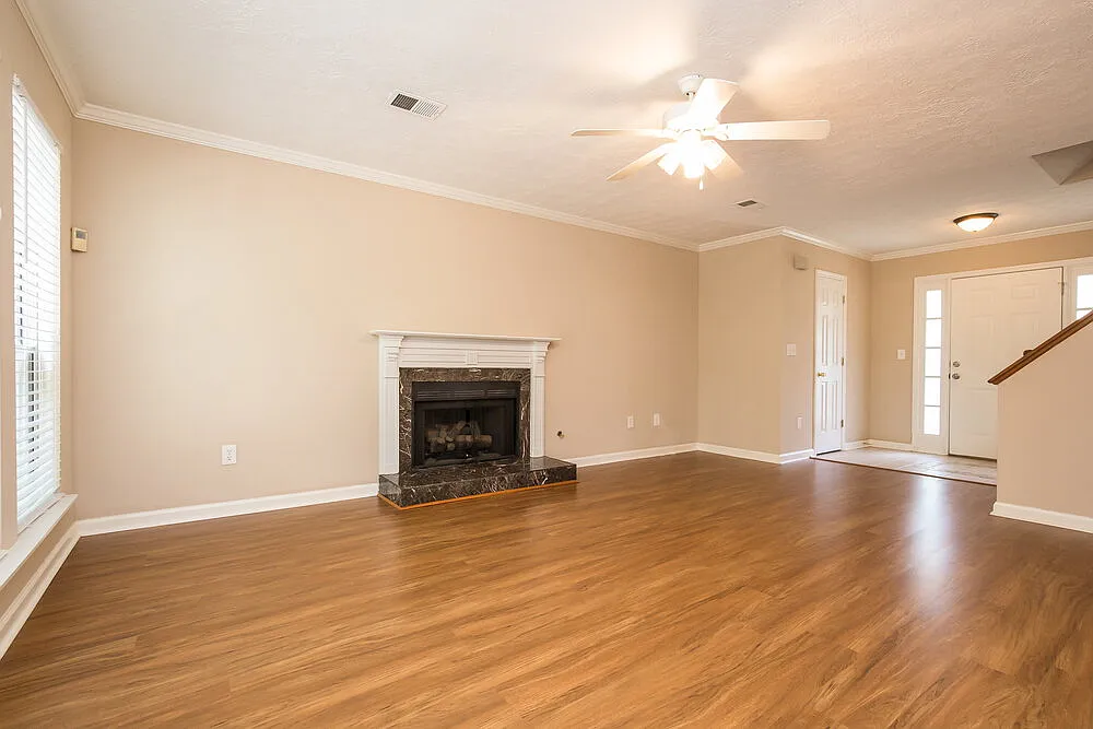 3 bed, 2.0 bath, 1620 sqft, $2,335 — Photo 4