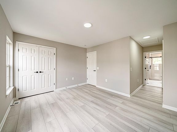 5th image of 23000 Blackthorn Sq