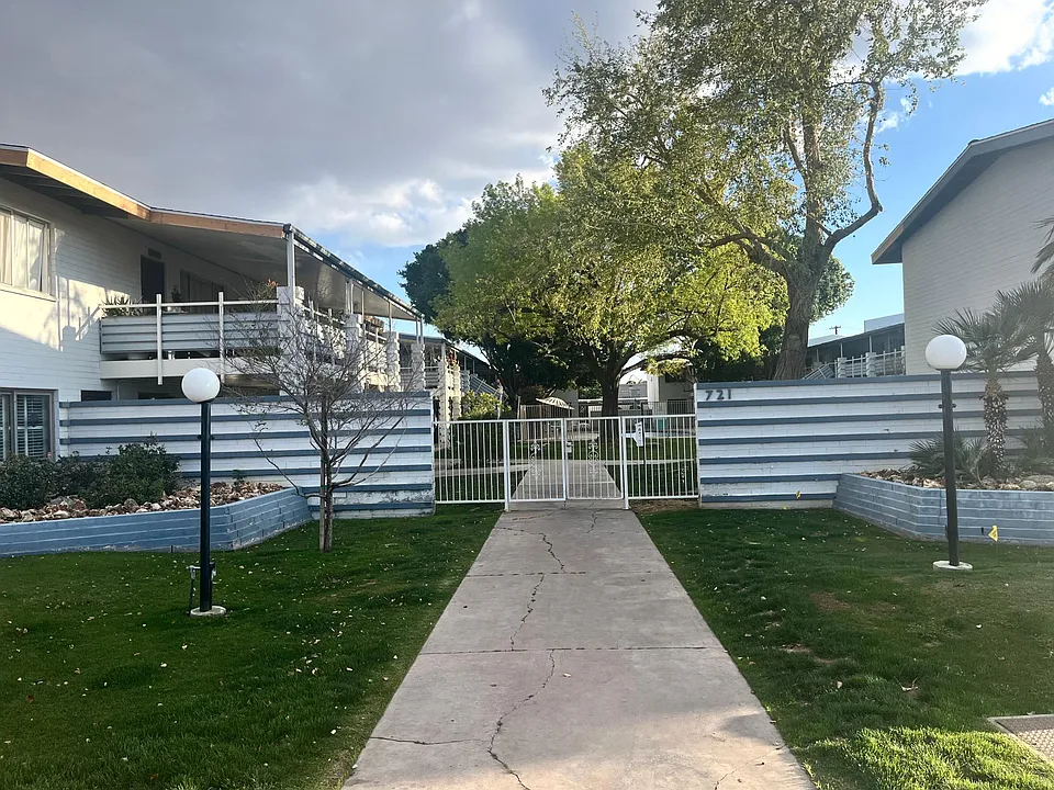 721 E Montebello Ave #213