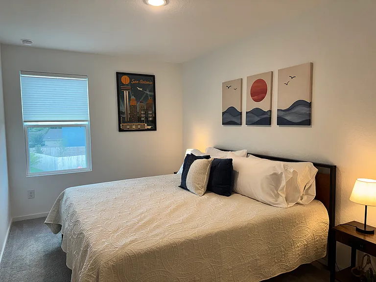 Bedroom 4 (KING bed)