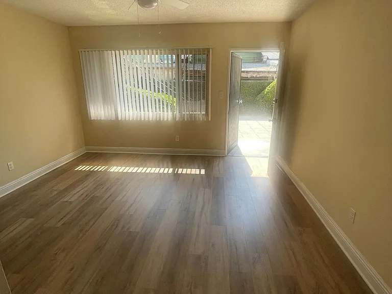 1211 W 37th Pl — Photo 13