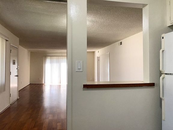 4th image of 2043 N Beachwood Dr APT 7