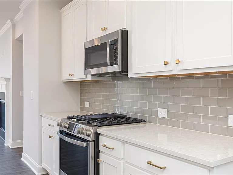1009 Taylor Ct — Photo 9