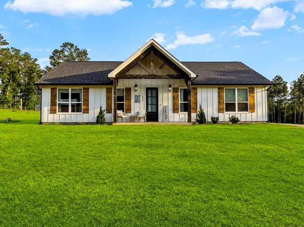 692 Rolling Pines Dr, Livingston, TX 77351
