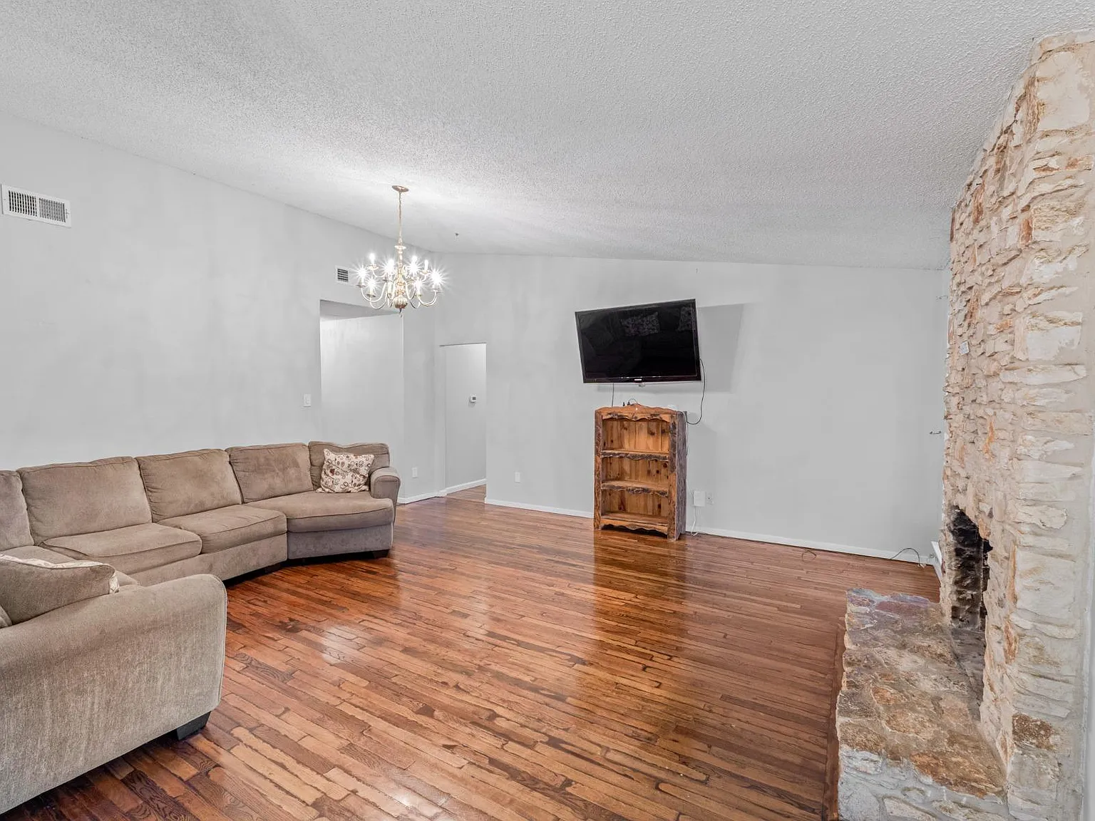 4 bed, 2.0 bath, 1483 sqft, $2,400 — Photo 3