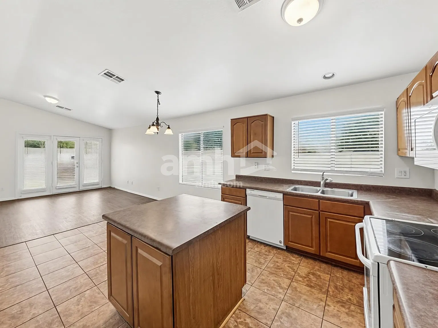 4 bed, 2.5 bath, 1870 sqft, $2,165 — Photo 4