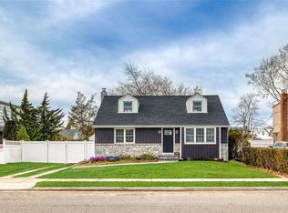 586 Seminole Rd, Franklin Square, NY 11010