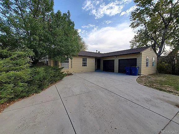 3 bed, 1.5 bath, 1422 sqft, $2,300 — Photo 1