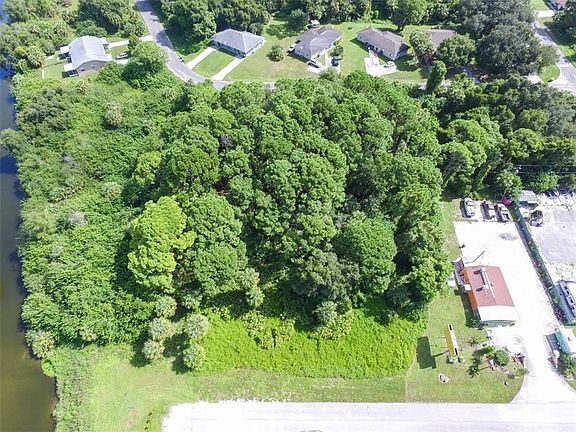 2nd image of 300 Tamiami Trl