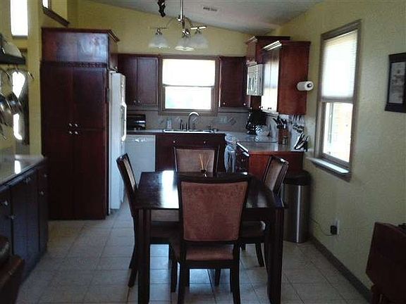 5th image of 715 SW Gaylord Ave
