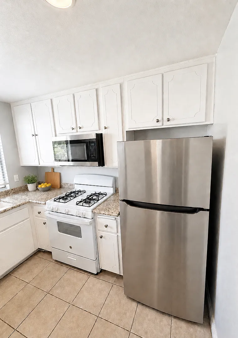 2 Bedroom Condo with 2 Car Garage in La Habra — Photo 3